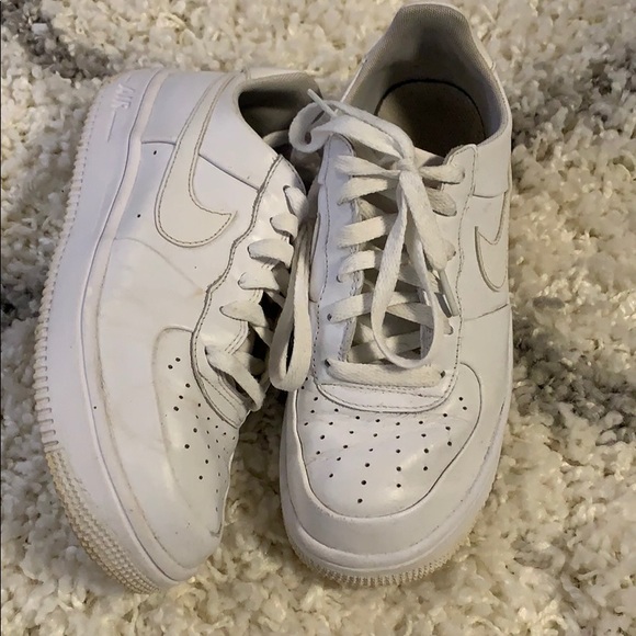 Shoes - ~WHITE NIKE TENNIS SHOES~